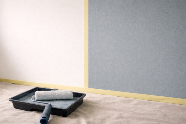 pintor en Bizkaia pintando pared